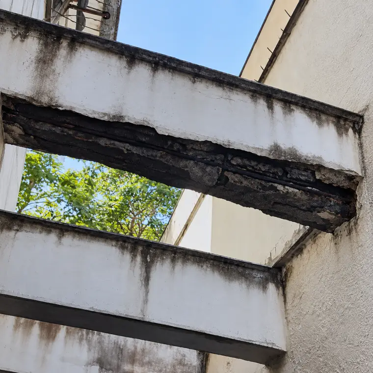 Vigas de concreto degradadas na área comum de um condomínio